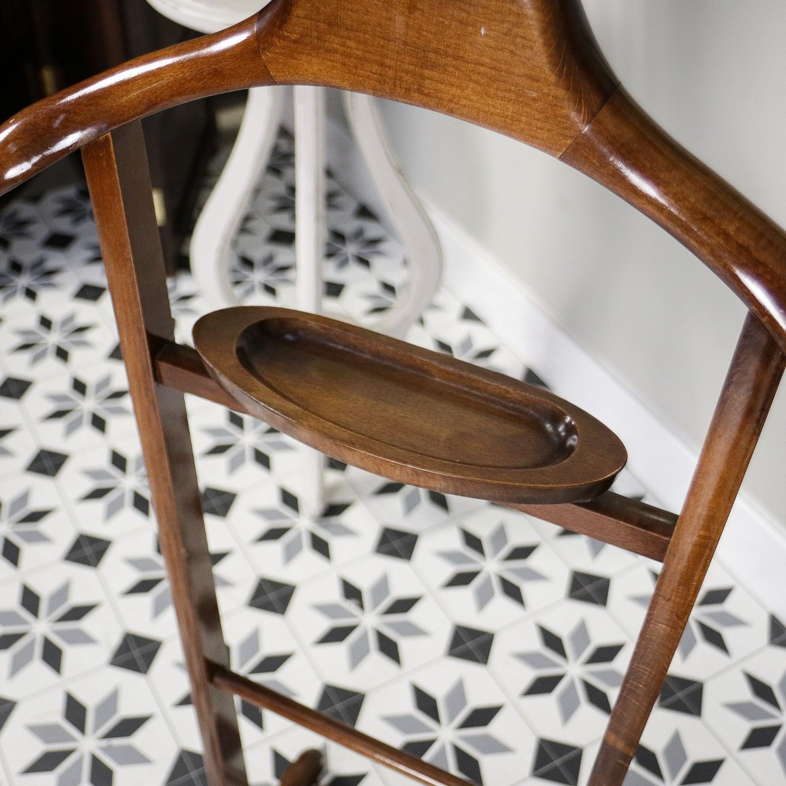 A Mid Century Gentleman's Valet In Fratelli Reguitti Style photo vinterior