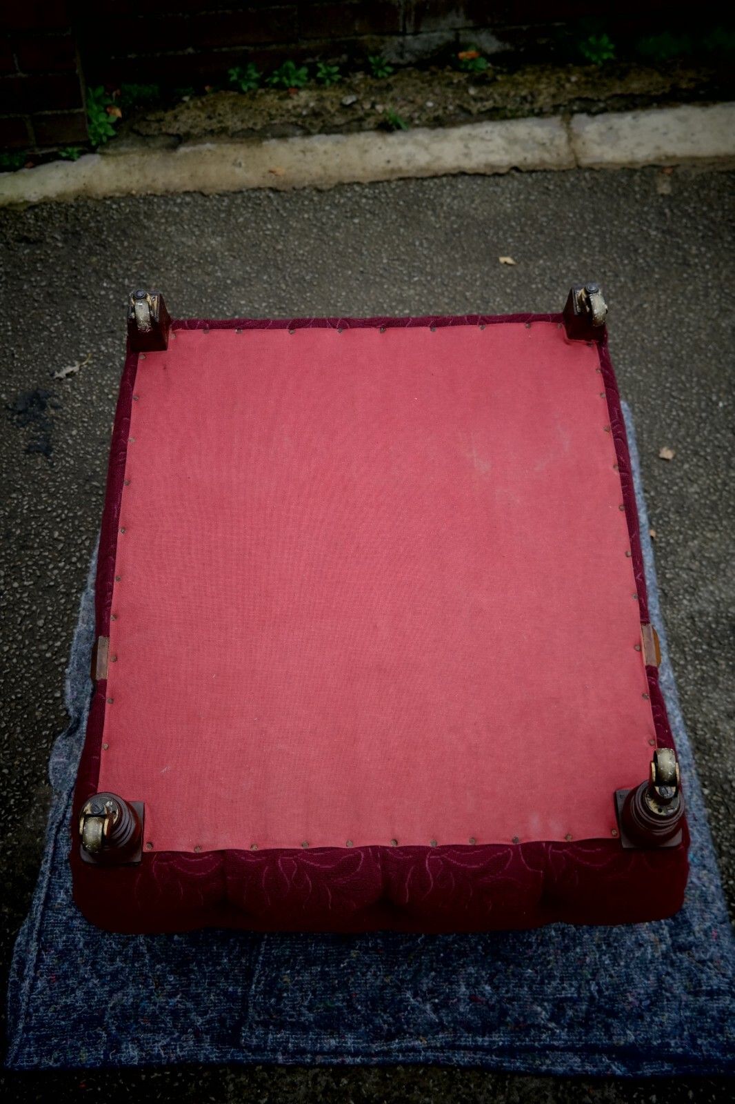 photo vinterior A Howard & Sons Buttoned Open Armchair In Heavy Burgundy Fabric