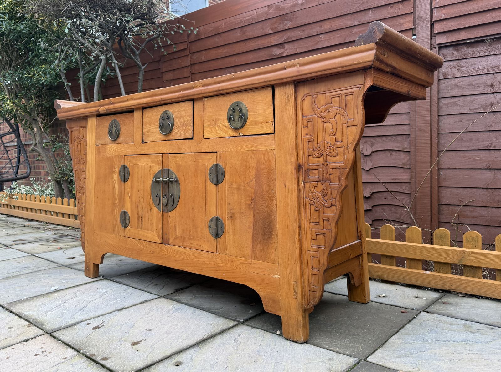photo vinterior 19th Century Qing Dynasty Style Natural Wood Carved Spandrel Sideboard – Good Condition