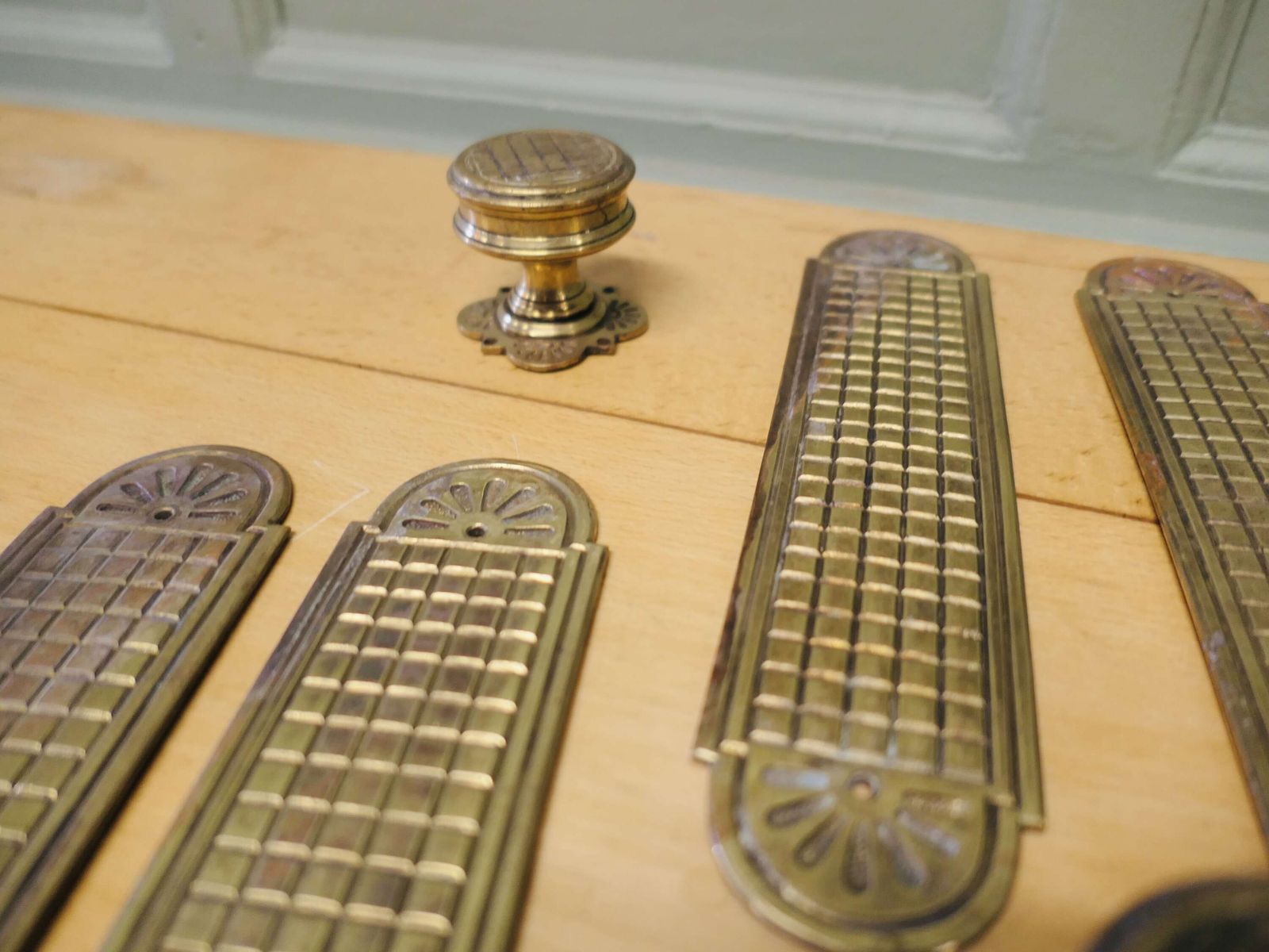 A Set Of Heavy Arts And Crafts Brass Door Finger Plates And Knobs photo Home Fixtures