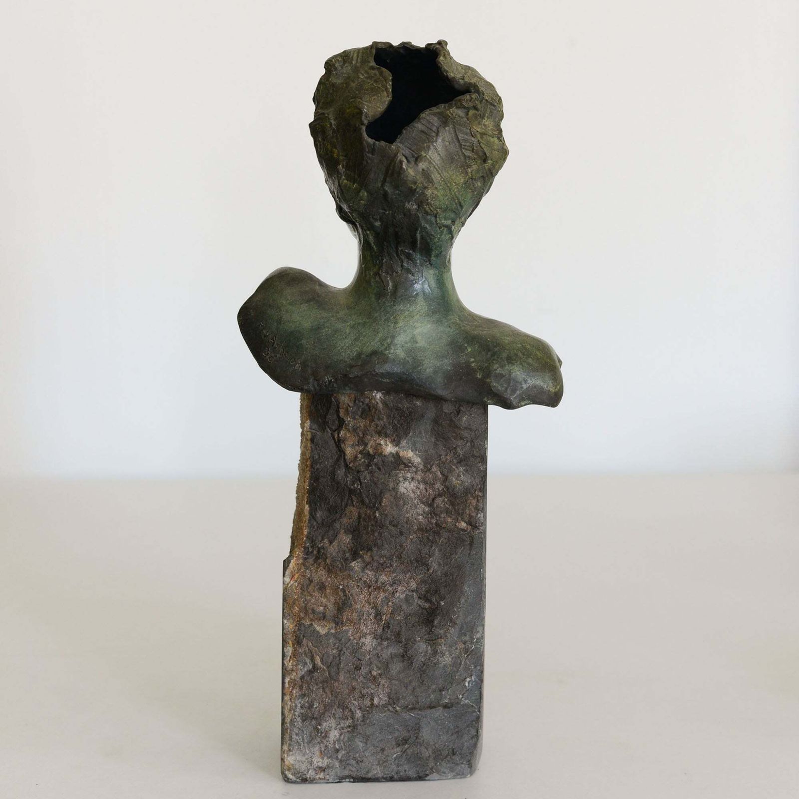 Vrouwelijk Bronzen Buste – Gesigneerd En Genummerd photo for sale