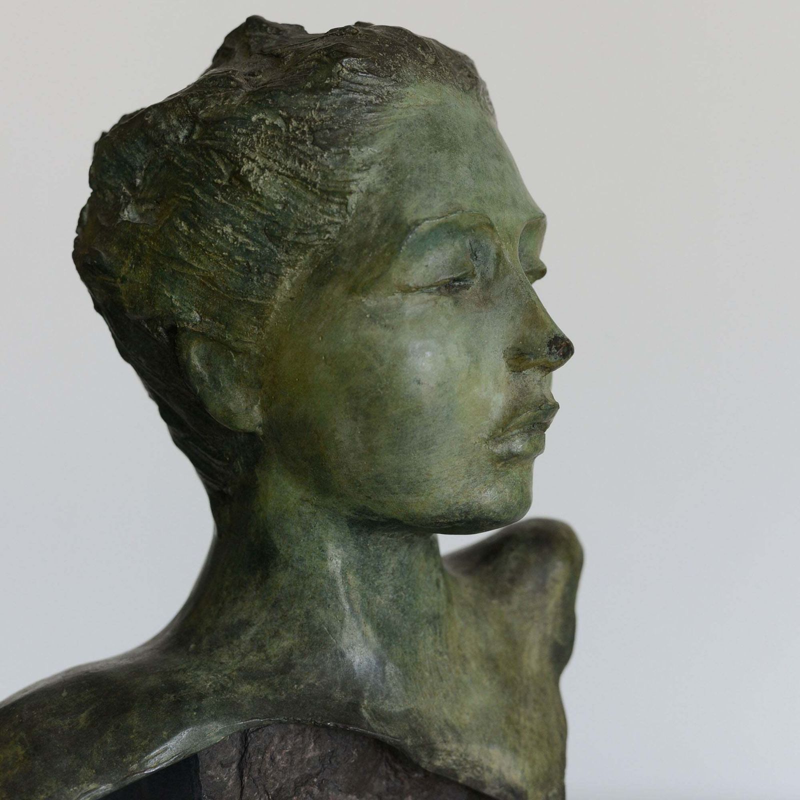 Vrouwelijk Bronzen Buste – Gesigneerd En Genummerd photo vinterior