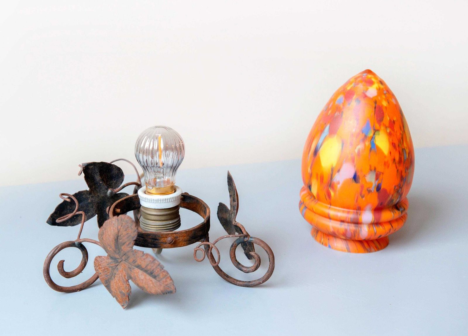 Antieke Art Nouveau Smeedijzeren Tafellamp – Marmeren Kunstglazen Kap, Bladmotief Voet photo vintage