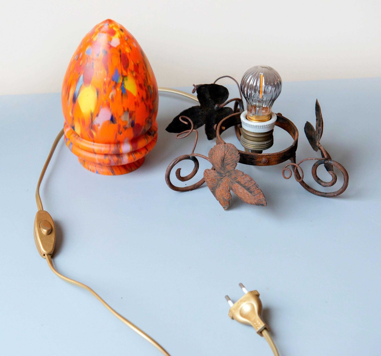 photo furniture Antieke Art Nouveau Smeedijzeren Tafellamp – Marmeren Kunstglazen Kap, Bladmotief Voet