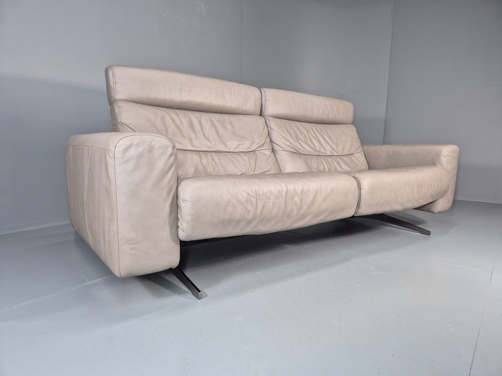 Stressless Stella 3 Seat Settee In Grey Leather Modern Ekornes Eb11476 M3ss photo furniture
