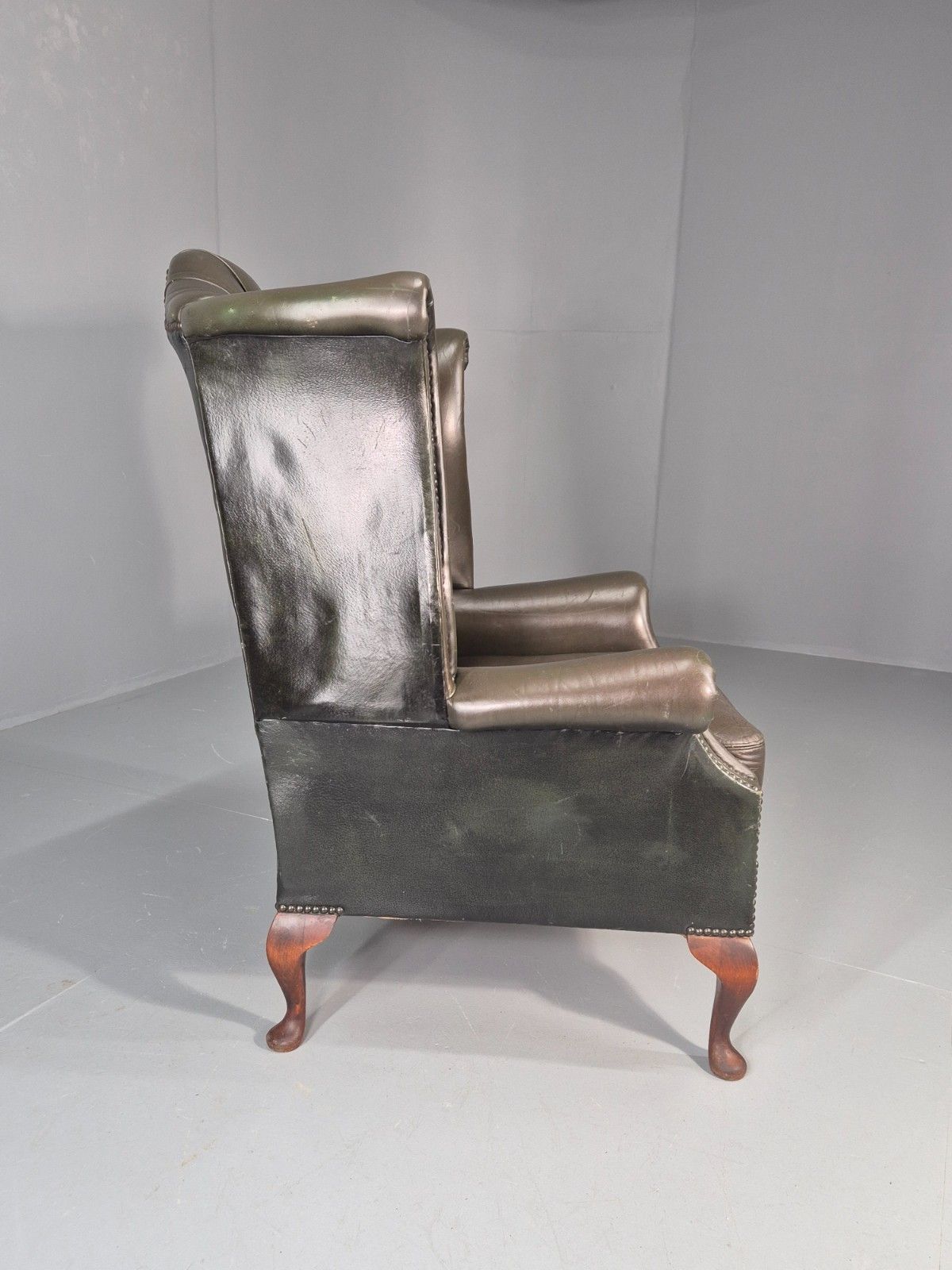 photo vinterior Vintage Wingback Leather Lounge Chair Queen Anne Style 1970s Retro Eb11532 Vlea