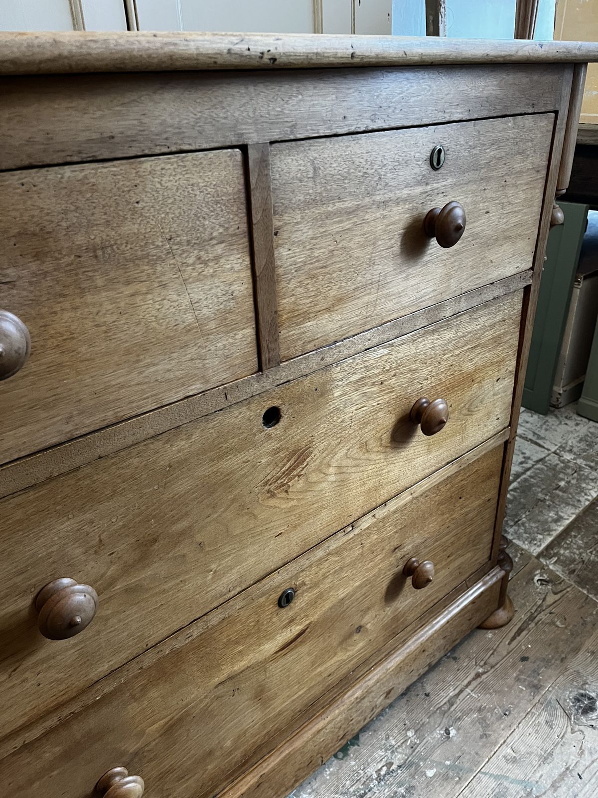 photo vintage A Victorian Decorative Fruitwood Chest Of Drawers