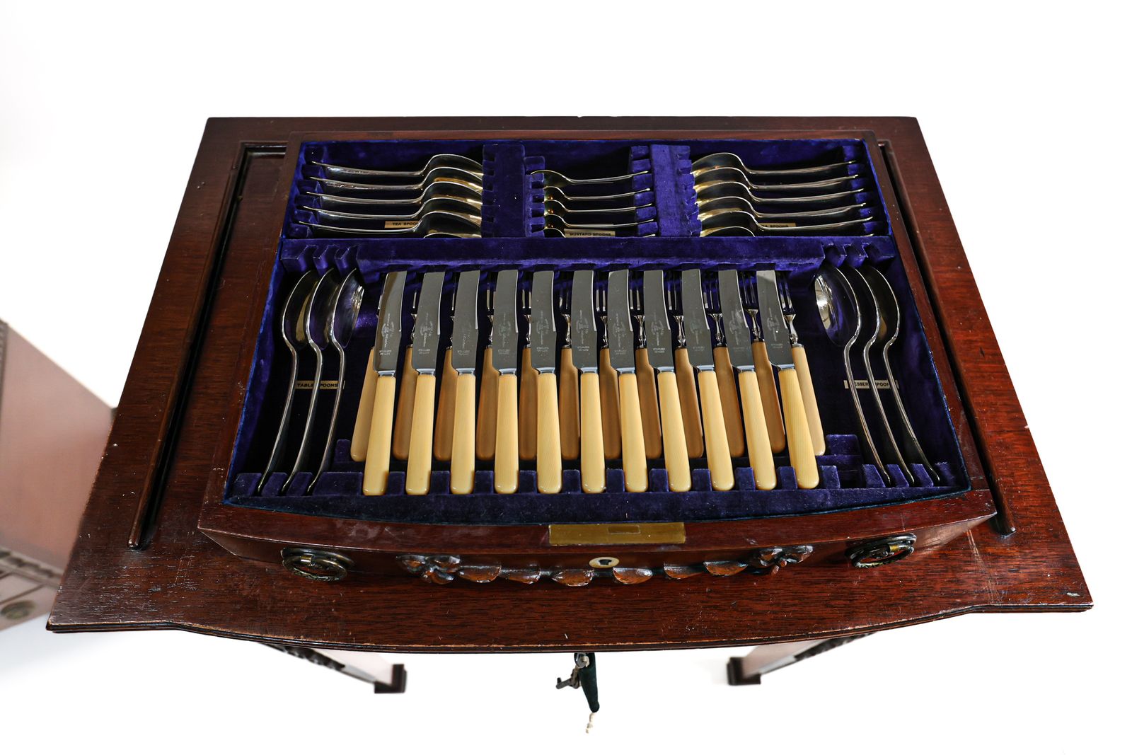 Hepplewhite Style Viners 109 Piece Cutlery Canteen  In Chest photo 950.0