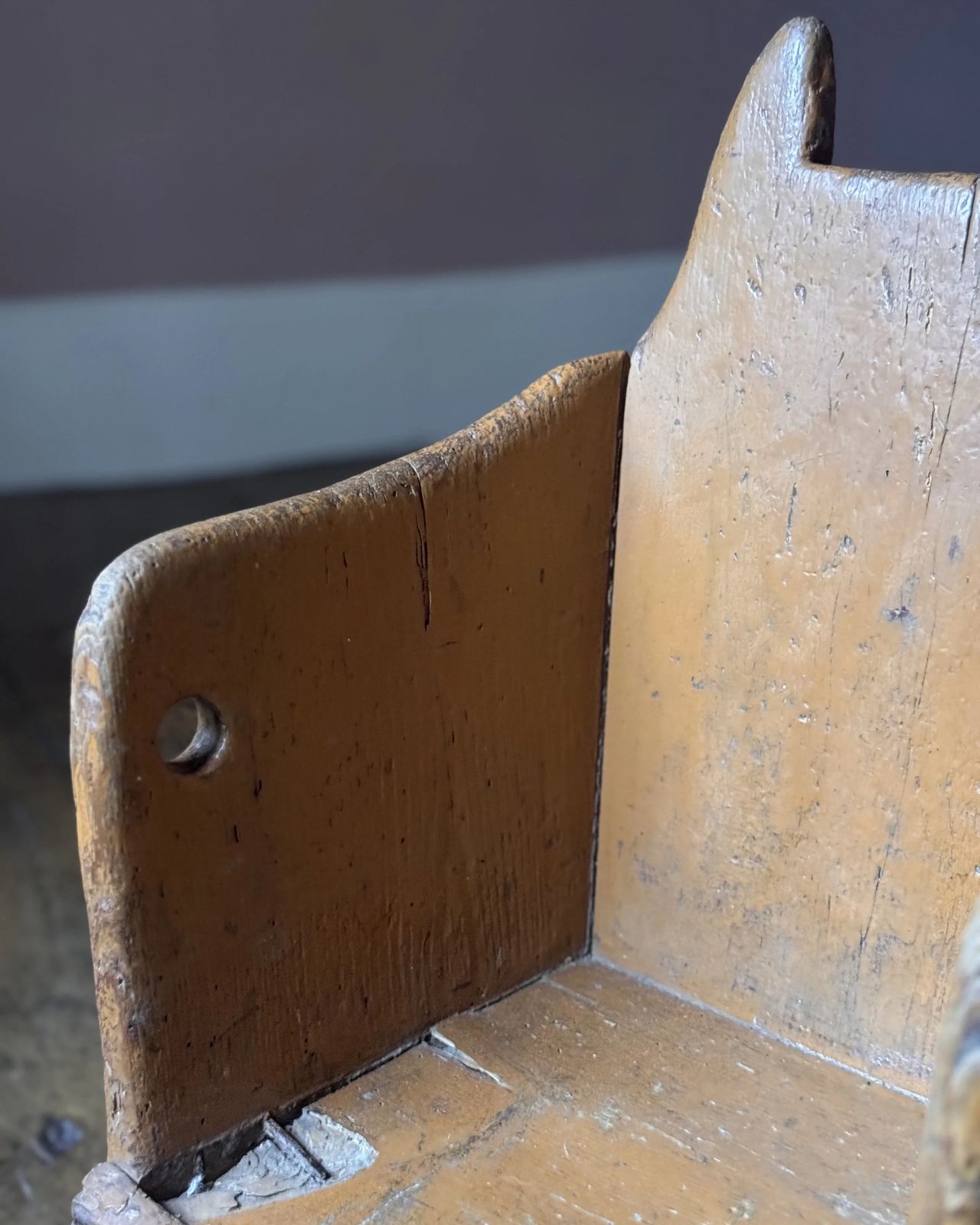 photo vinterior Primitive 19th Century Welsh Child's Lambing Chair