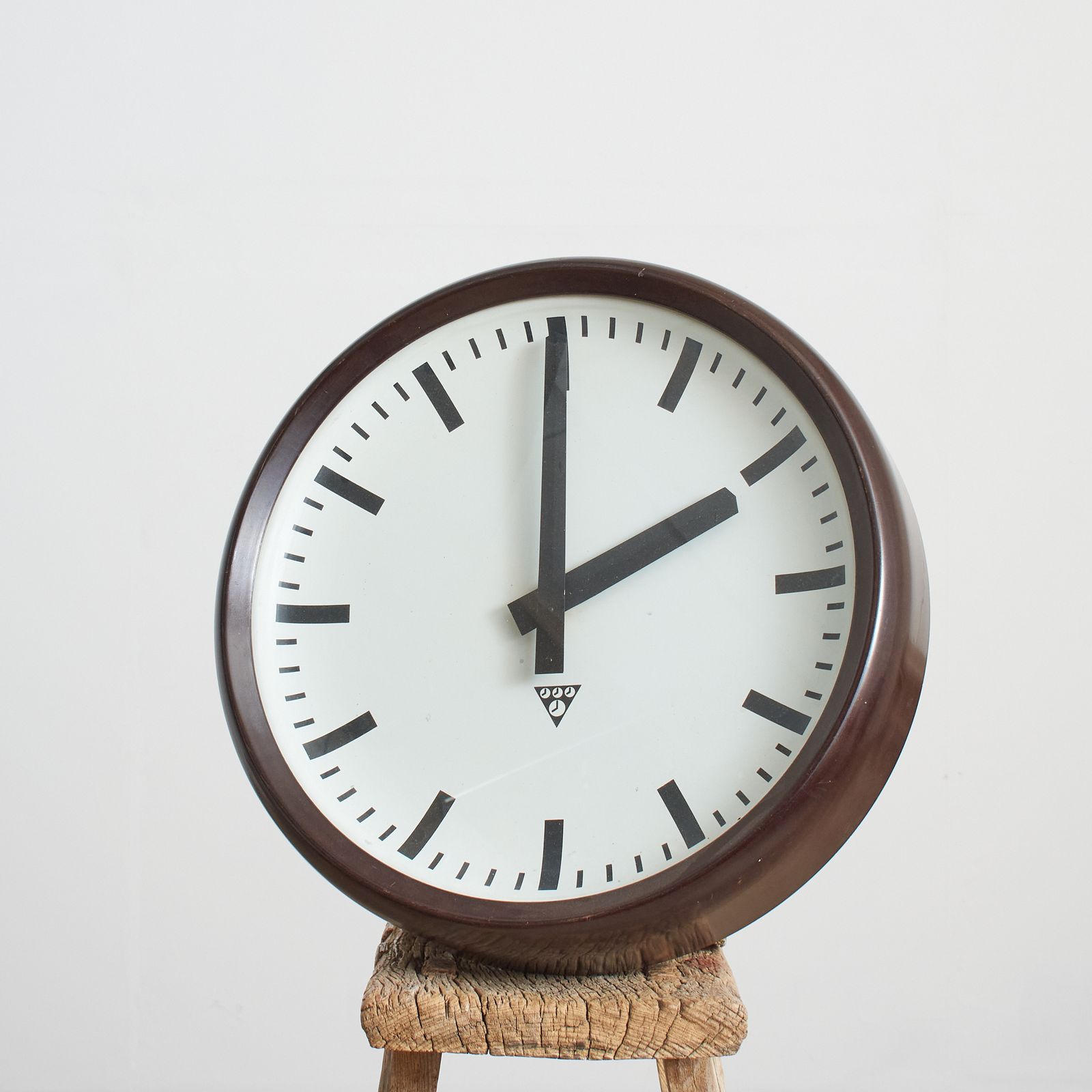 Large Round Bakelite Antique Pragotron Clock – I