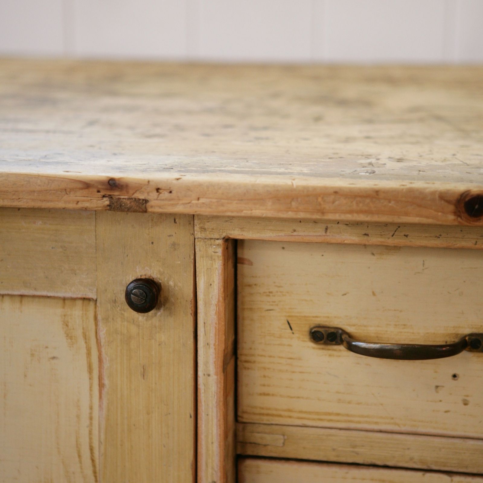 photo vinterior Large English Painted Pine Shop Counter