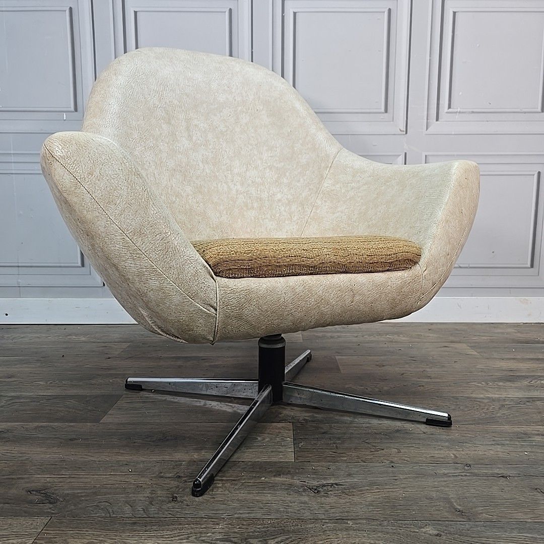 Retro Vinyl Chair Swivel Lounge – Mid Century Modern Pod Scoop Style Vintage photo for sale