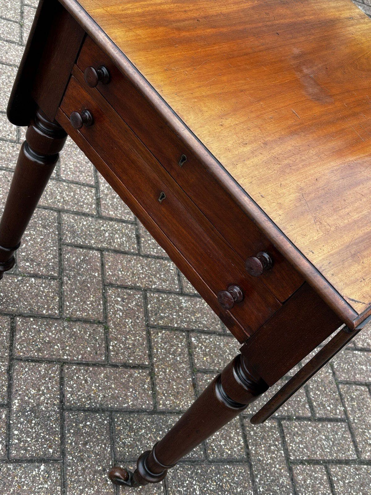 Victorian Mahogany Pembroke Drop Leaf Side Table, Lamp Table, Brass Castors. photo vinterior