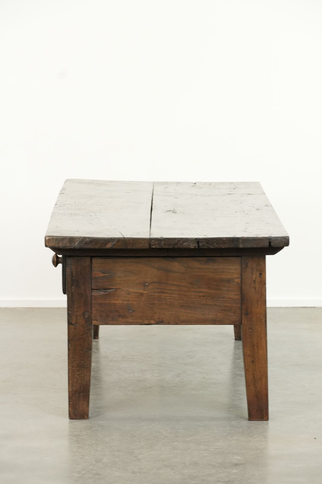 Antieke Zuid Europese Salontafel, 18e Eeuw, Kastanjehout Met Twee Lades En Mooie Patina photo vinterior