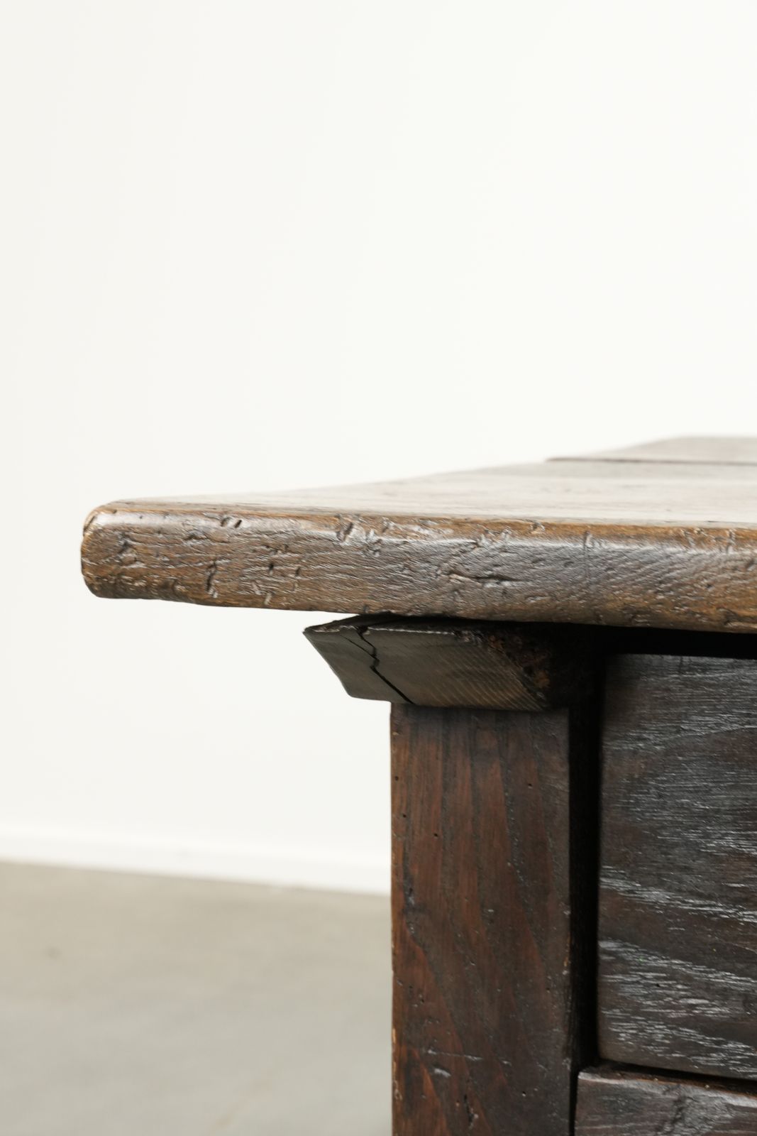 photo furniture Antieke Zuid Europese Salontafel, 18e Eeuw, Kastanjehout Met Twee Lades En Mooie Patina