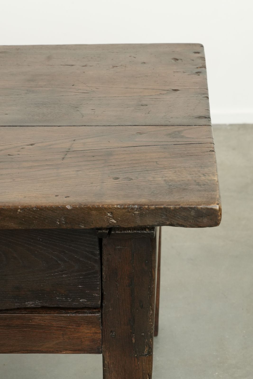 1091.0 Antieke Zuid Europese Salontafel, 18e Eeuw, Kastanjehout Met Twee Lades En Mooie Patina photo