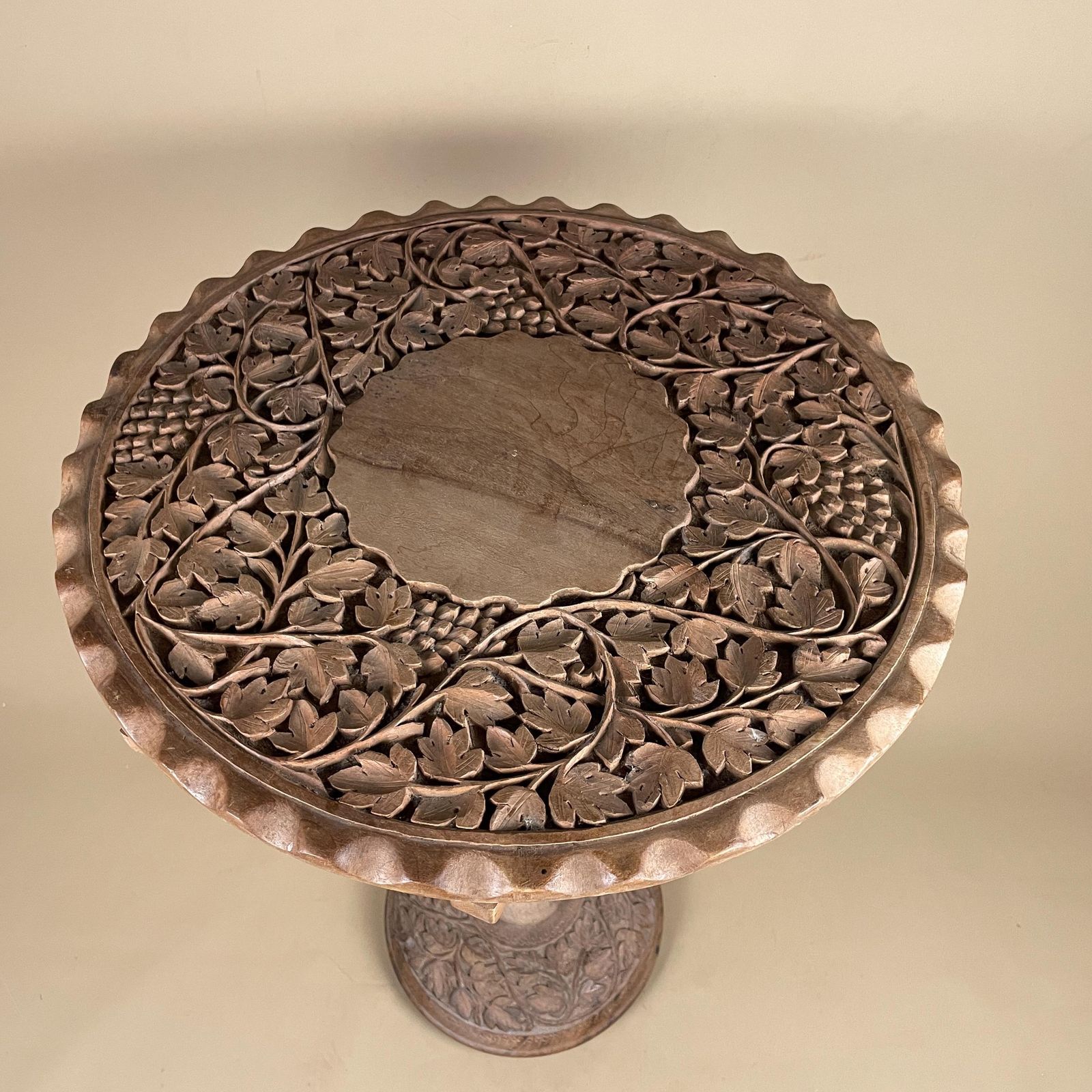 photo furniture Antique Indian Carved Wood Pedestal Table Floral Motif Pattern Decorative Plant Stand End Table Hand Carved Round Circle Top