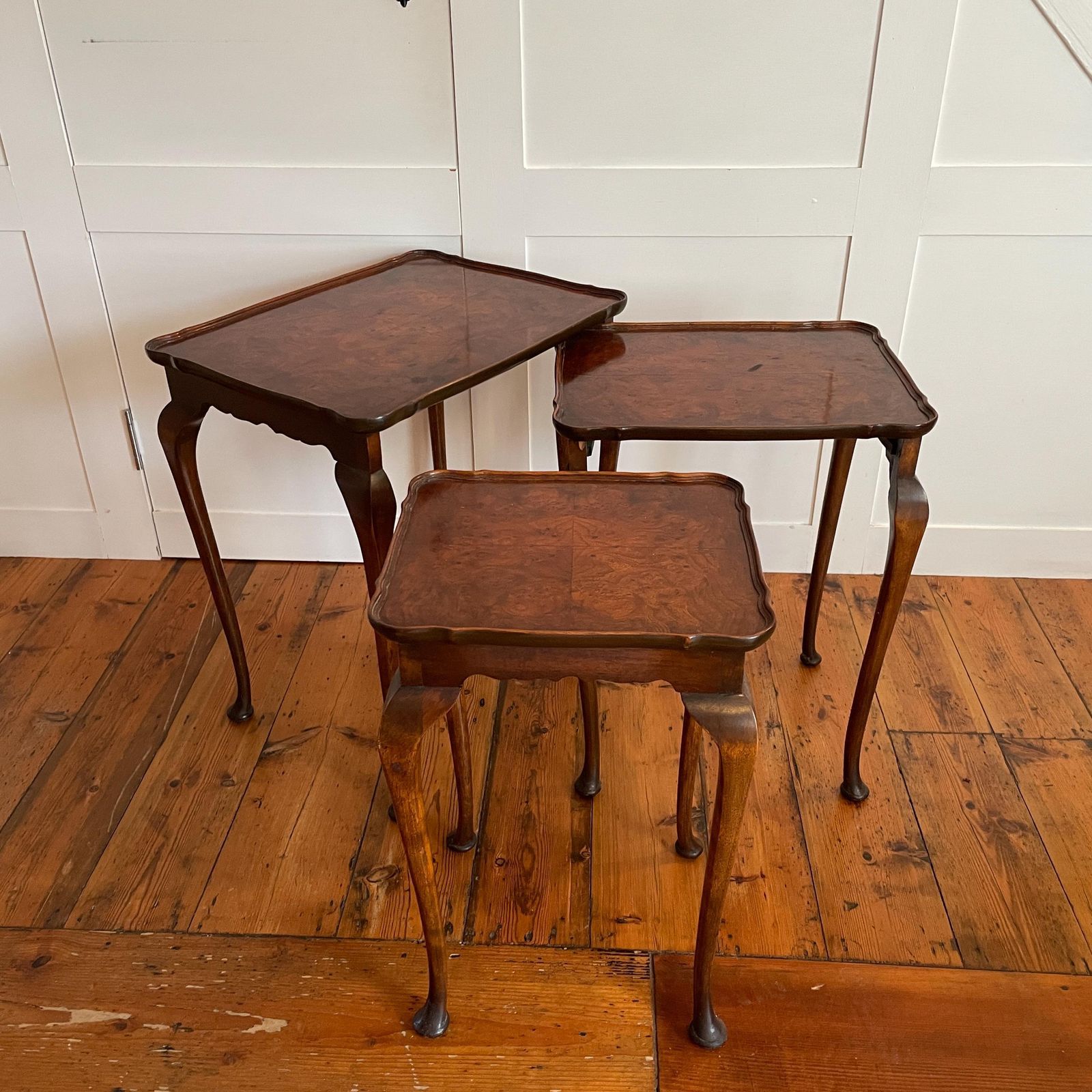 photo vinterior Antique Wooden Tables Nesting 3 Wood Ornate Carved Nest Burr Walnut Art Deco Plant Stands Table End Side Serpentine Vintage Set