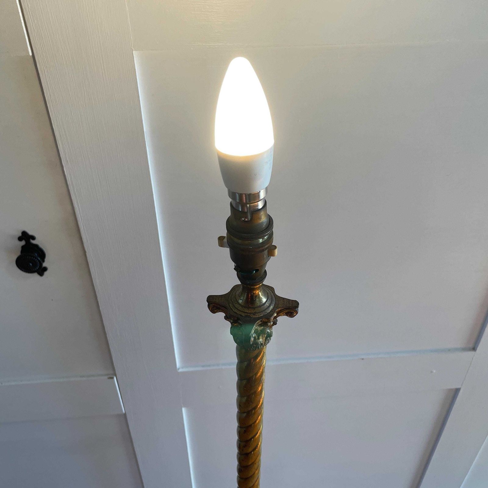 photo vinterior Antique Metal Brass Floor Lamp Gold Twisted Patterned Light Vintage Lighting 3 Feet Ornate Regency Freestanding Twist Elegant Classic