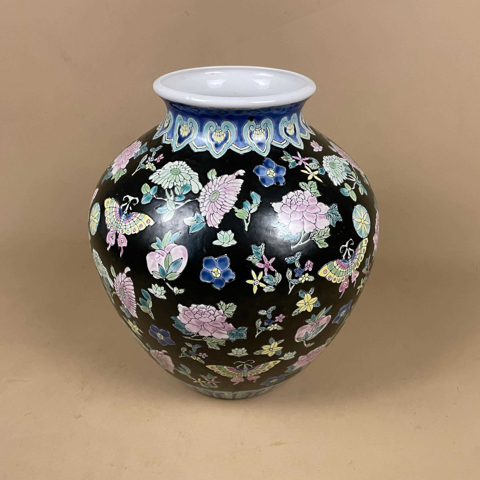 Oriental Antique Decorative Vase Ceramic Pot Japanese Vintage Display Ginger Jar Hand Painted Asian Old Aged Butterfly Floral Pattern Black photo vinterior