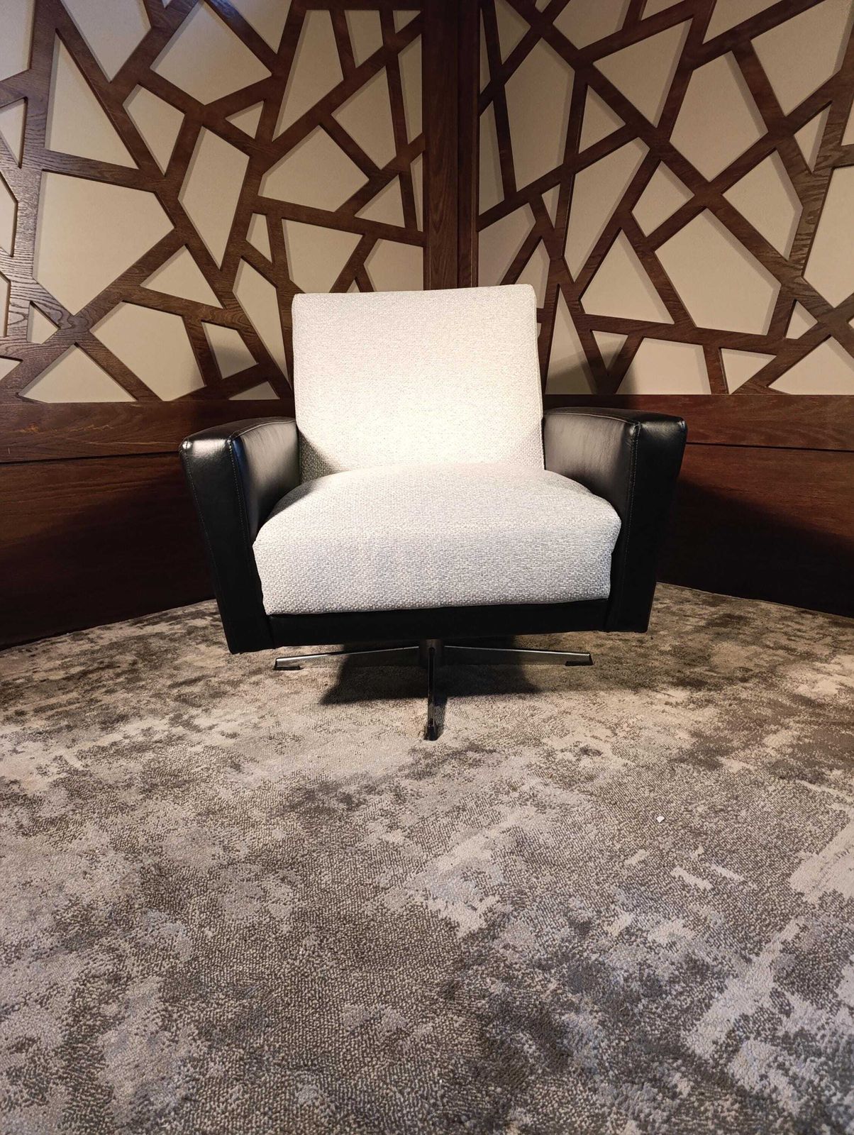 photo furniture 1950s Italian Style Swivel Lounge Chair, New Upholstery