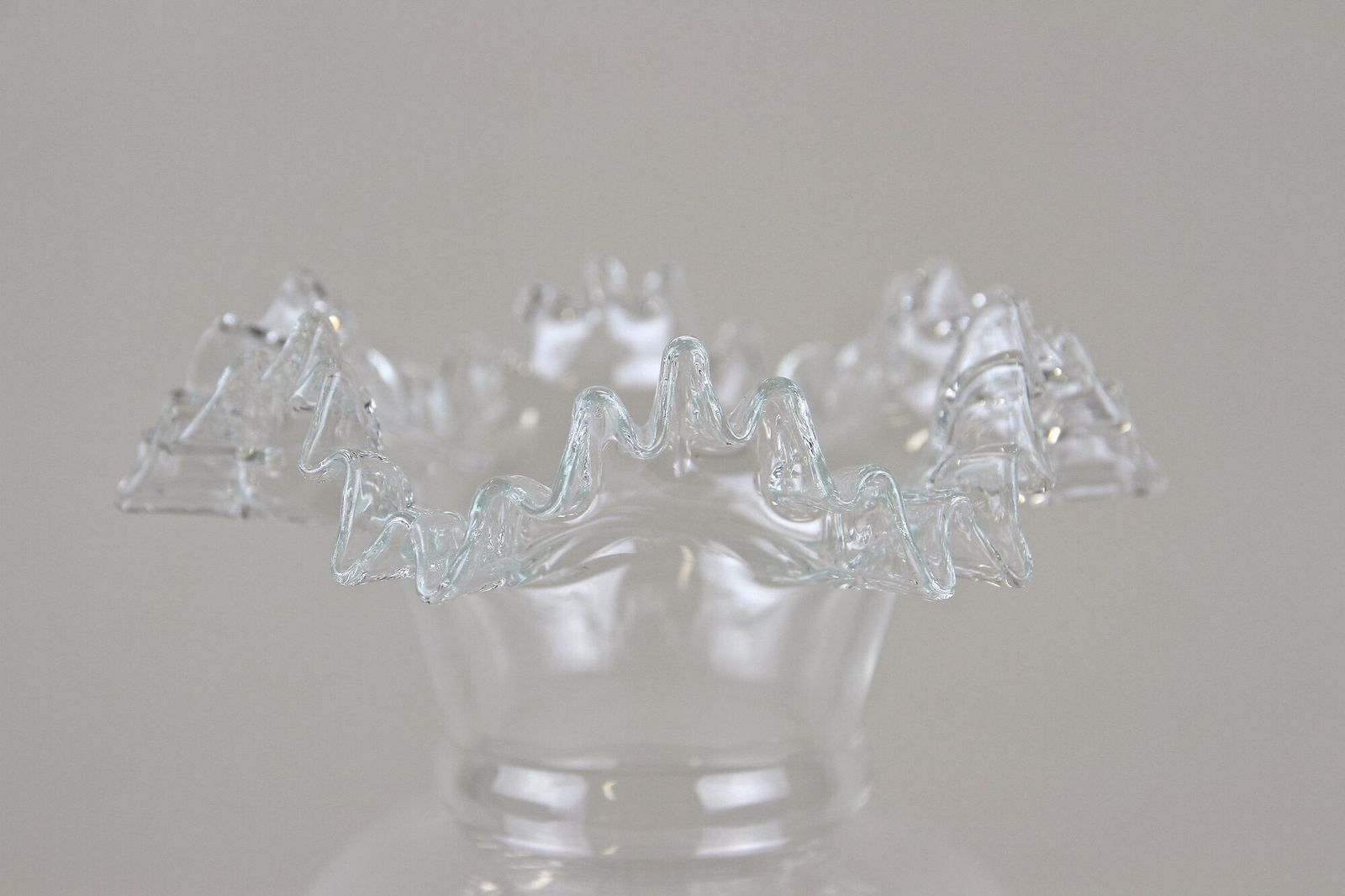 photo vintage 20th Century Art Nouveau Clear Glass Vase, Ruffled Edge, Austria Circa 1910