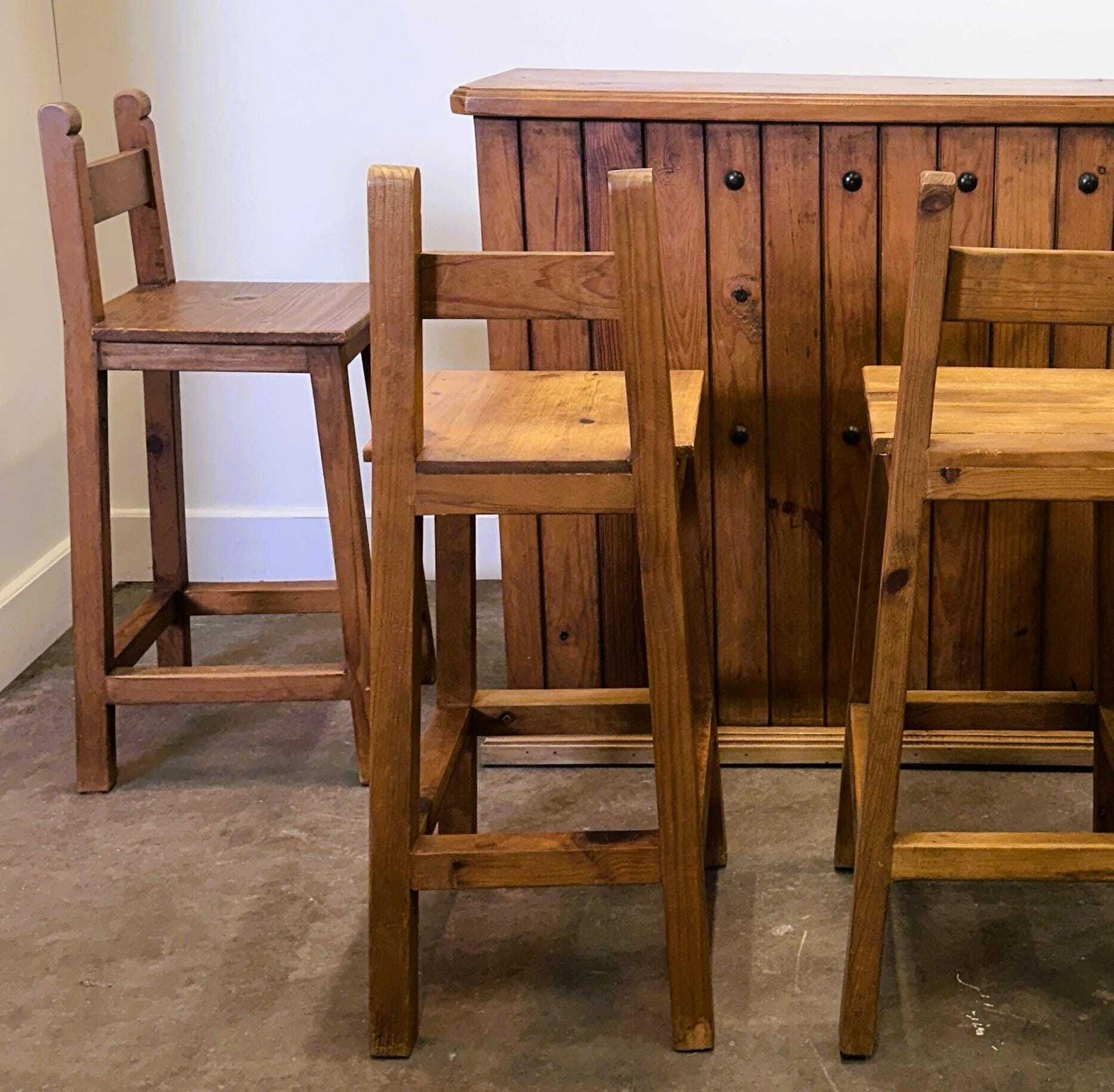 Rustieke Massief Houten Bartafel Met 4 Bijpassende Barkrukken – Wijnrek & Opbergruimte – Landelijke Stijl, Jaren 1980 photo vinterior