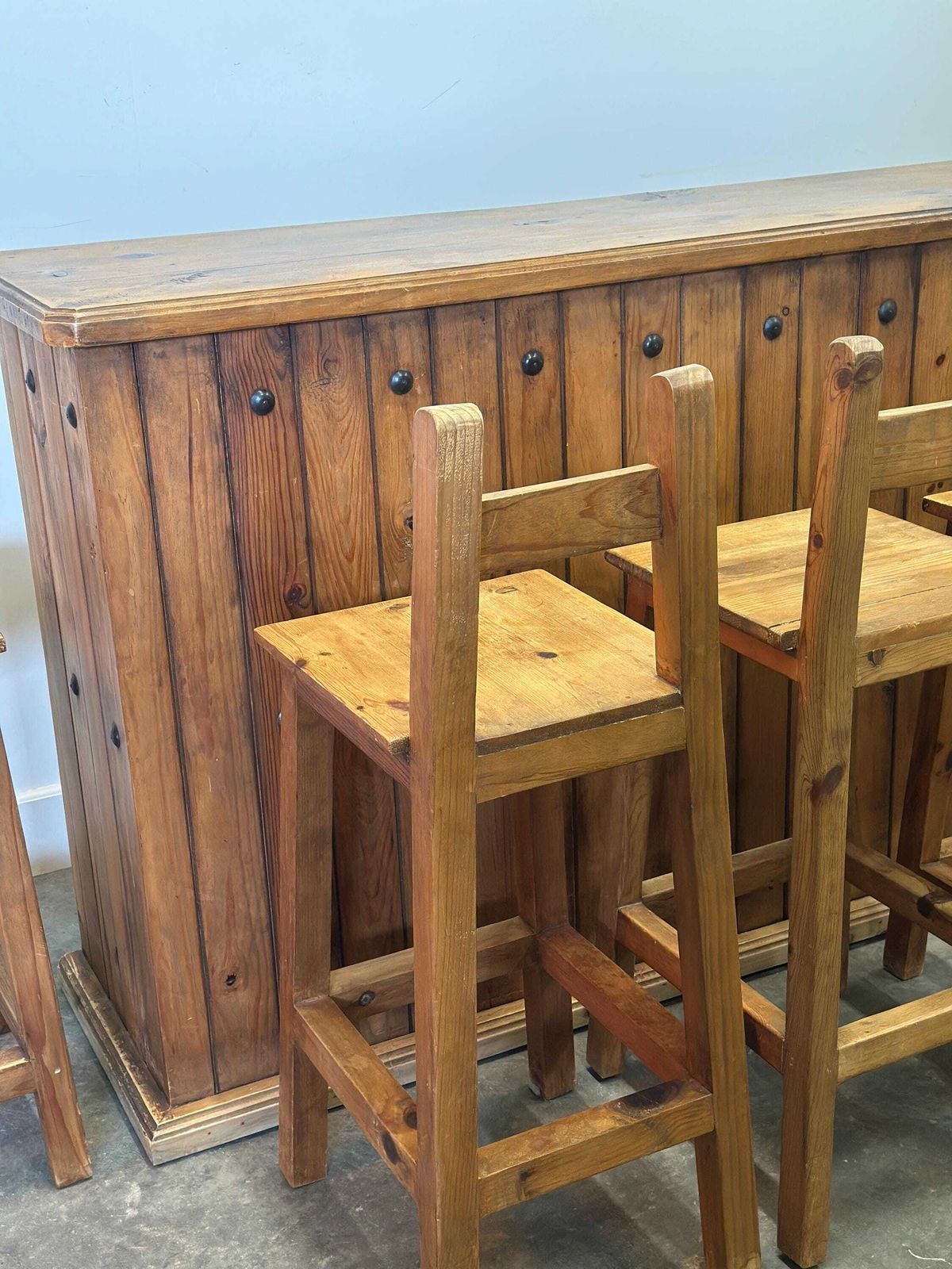 Rustieke Massief Houten Bartafel Met 4 Bijpassende Barkrukken – Wijnrek & Opbergruimte – Landelijke Stijl, Jaren 1980 photo vintage