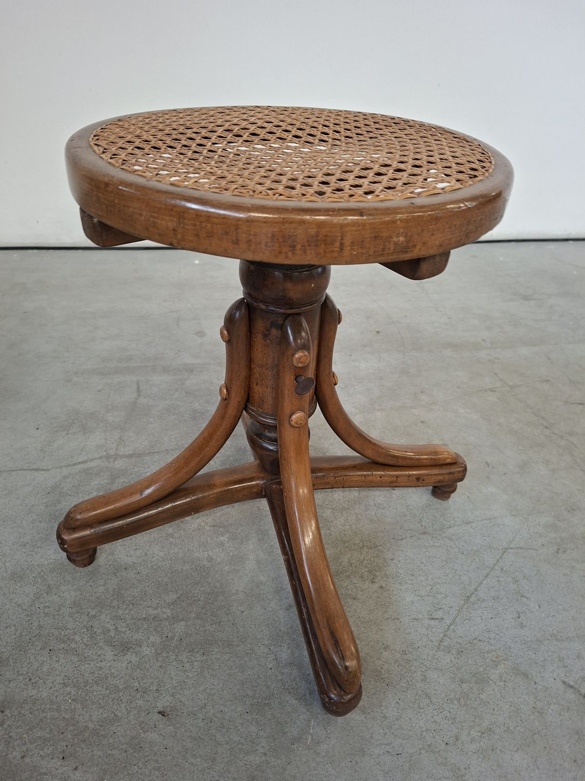 Sgabello Da Pianoforte In Faggio Curvato E Paglia Di Vienna photo buy