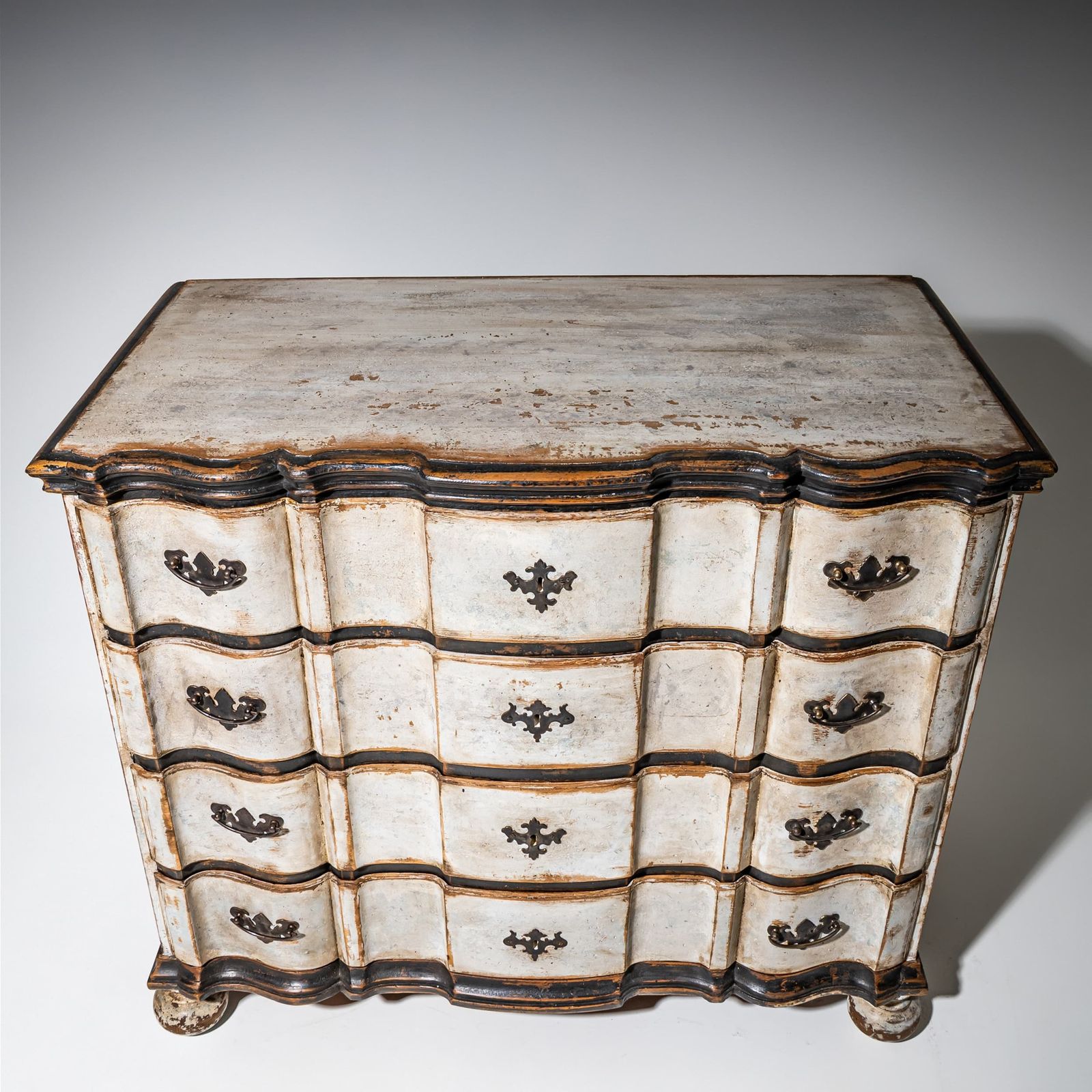 White Painted Baroque Chest Of Drawers, 18th Century photo vinterior