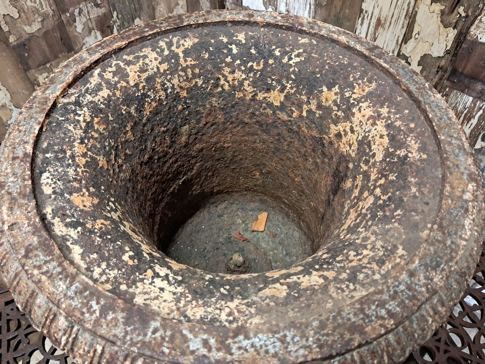 photo furniture 19th Century French Cast Iron Urn