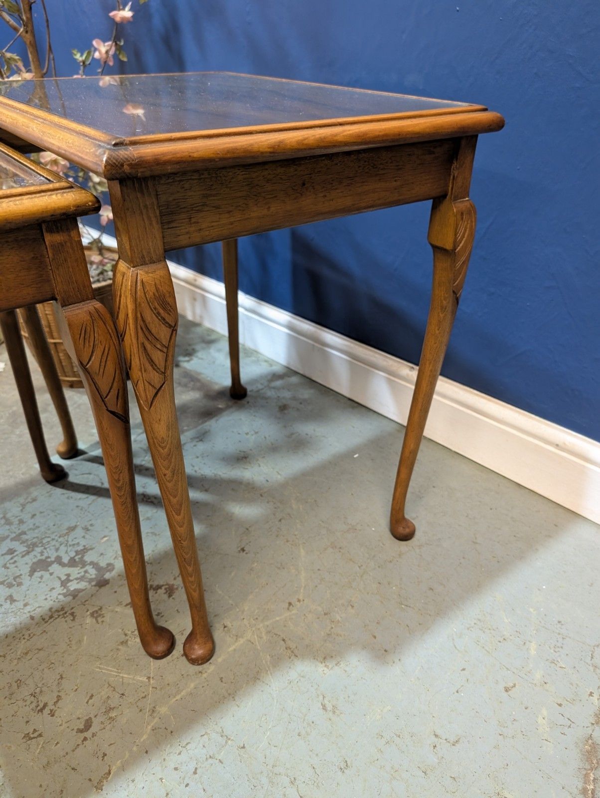 photo vinterior Vintage Nest Of Tables Queen Anne Legs With Glass Top Walnut Veneer