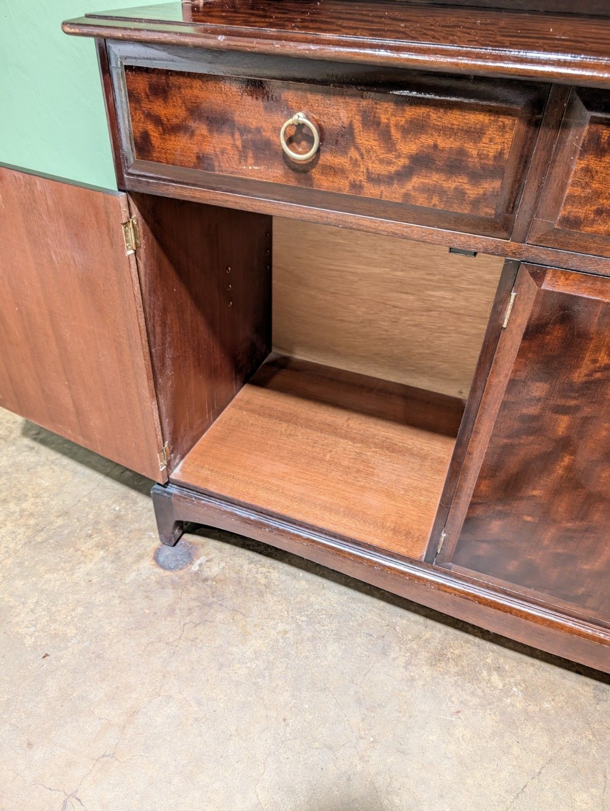 photo vintage Vintage Stag Minstrel Welsh Dresser Mahogany Sideboard Display Cabinet