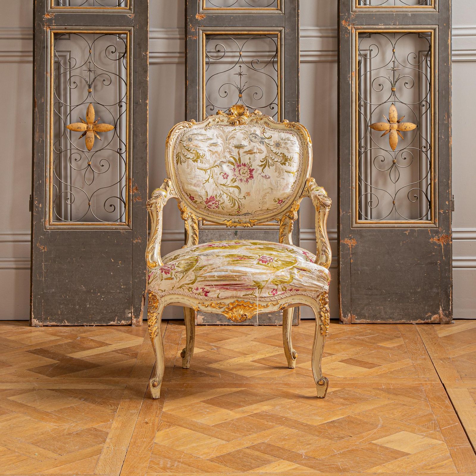 A 19th Century Italian Louis XV–Style Giltwood Salon Suite photo vinterior
