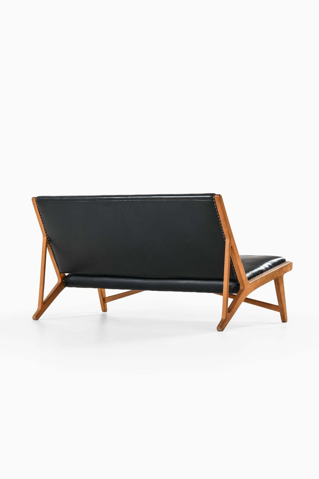 photo furniture Sofa In Leather And Oak By Hans Wegner, 1949