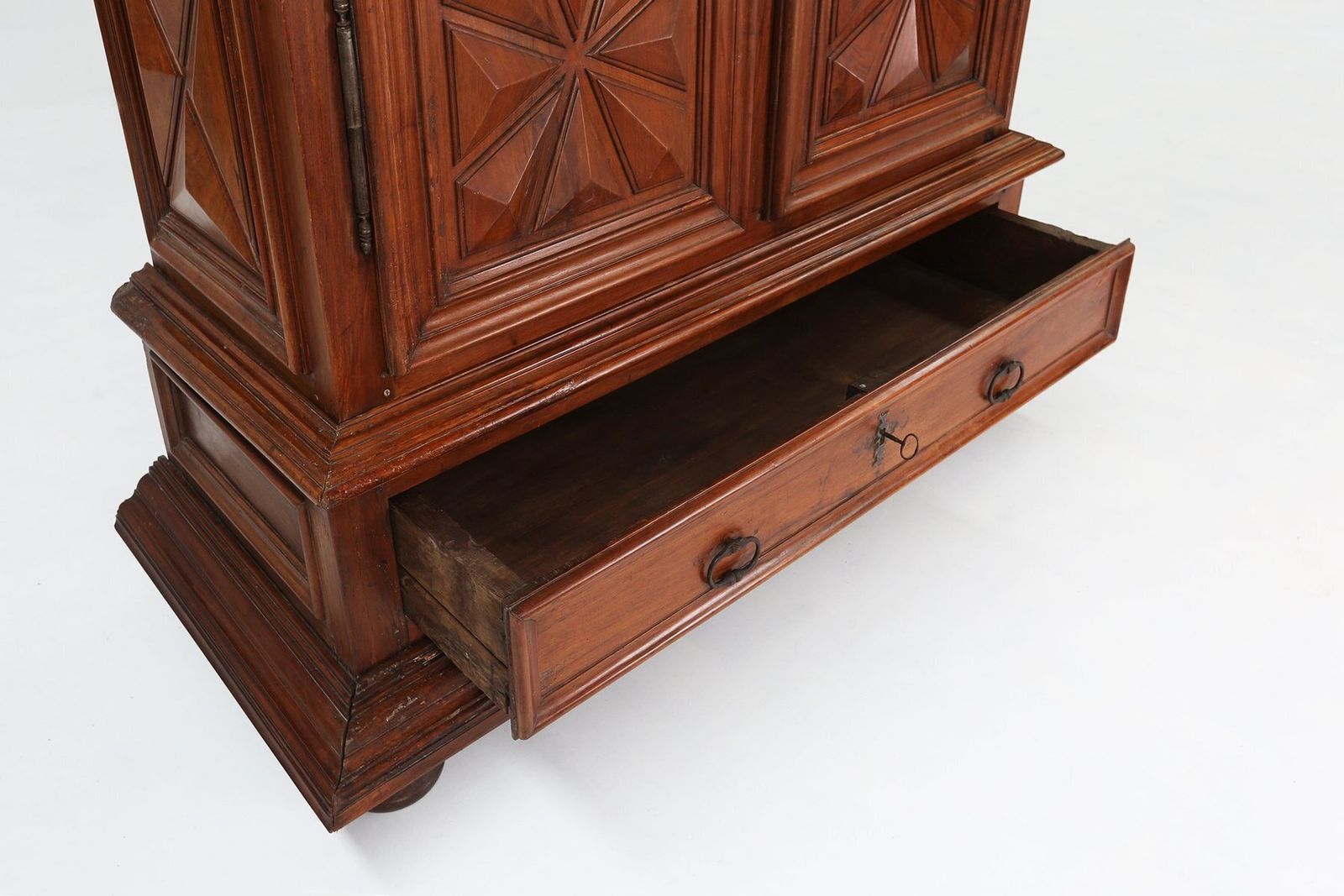French Louis XIII Oak Wardrobe With Geometric Carving, Early 17th Century photo vinterior