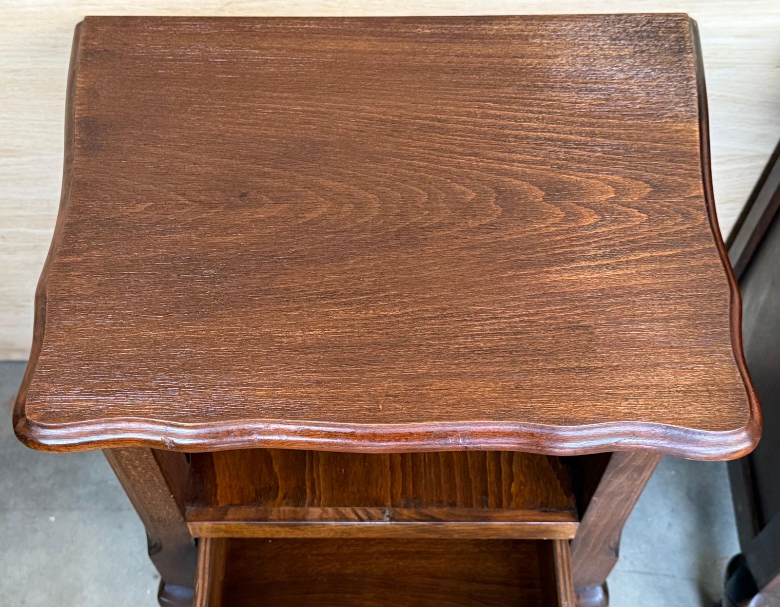 Paire de tables de chevet françaises en bois massif sculpté, tiroir bas, XXe siècle photo vinterior