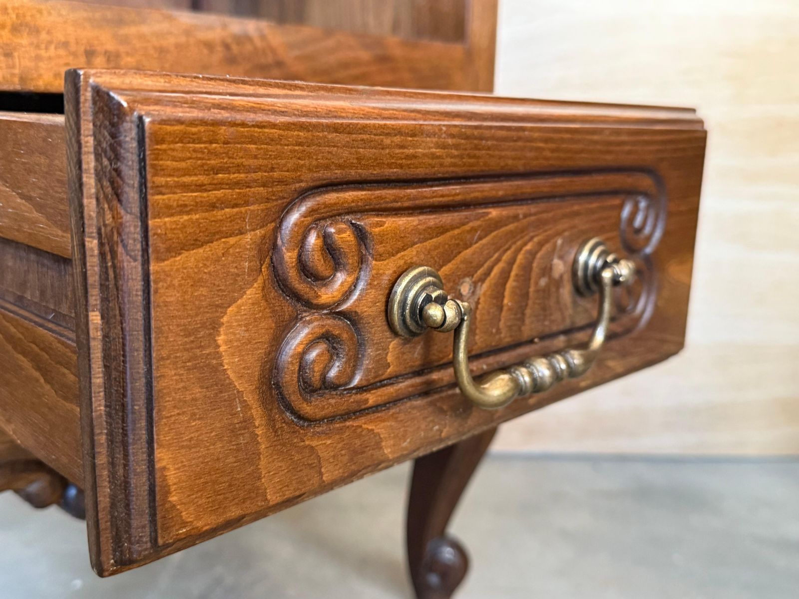 Paire de tables de chevet françaises en bois massif sculpté, tiroir bas, XXe siècle photo vintage