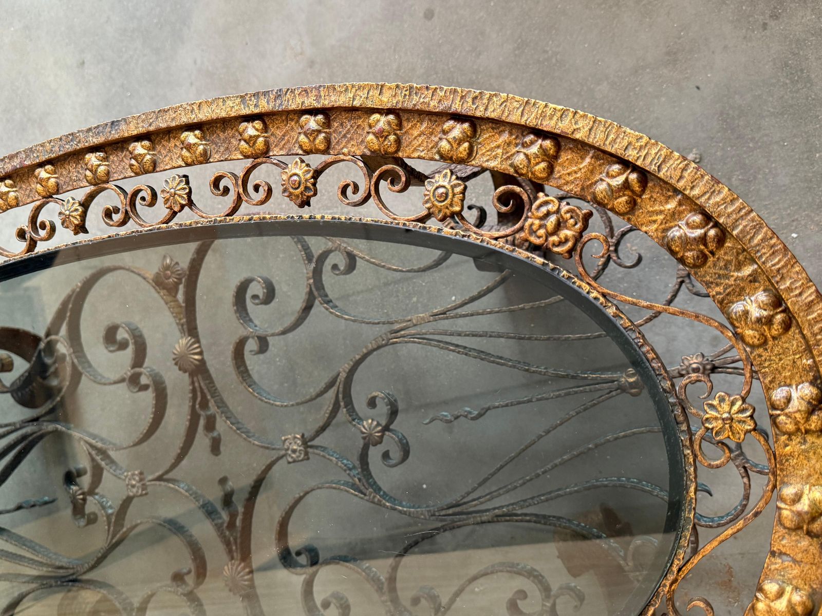 photo for sale Table basse italienne Hollywood Regency en fer doré, ovale à 2 niveaux, décor de corde et glands