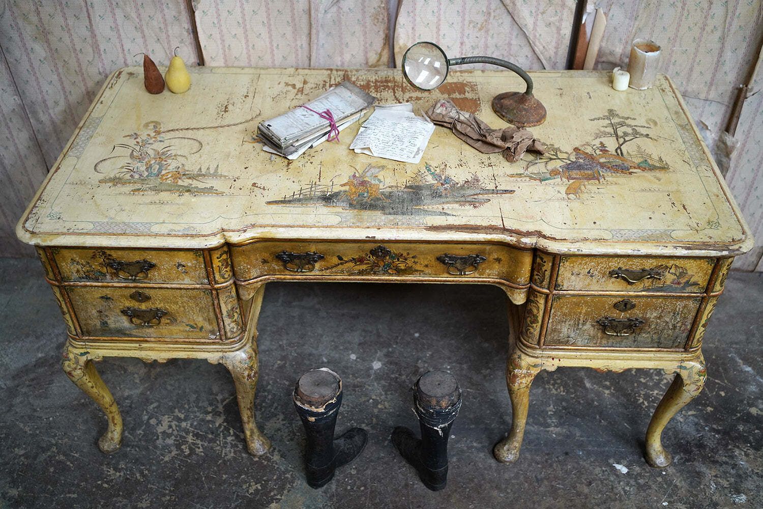 photo vintage An Early 20thc Chinoiserie Lacquer Decorated & Painted Desk C.1920 25