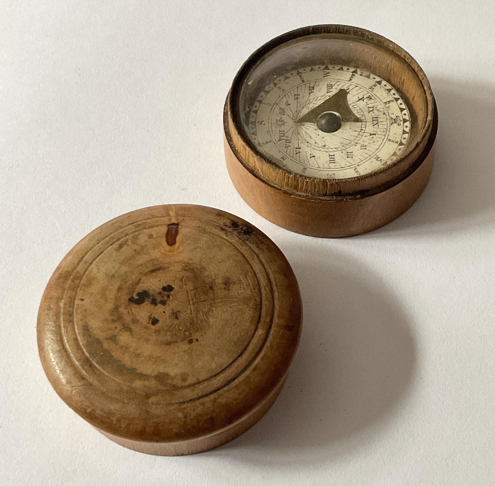 Antique Pocket Sundial In Wooden Case   Early 19th Century. photo vinterior