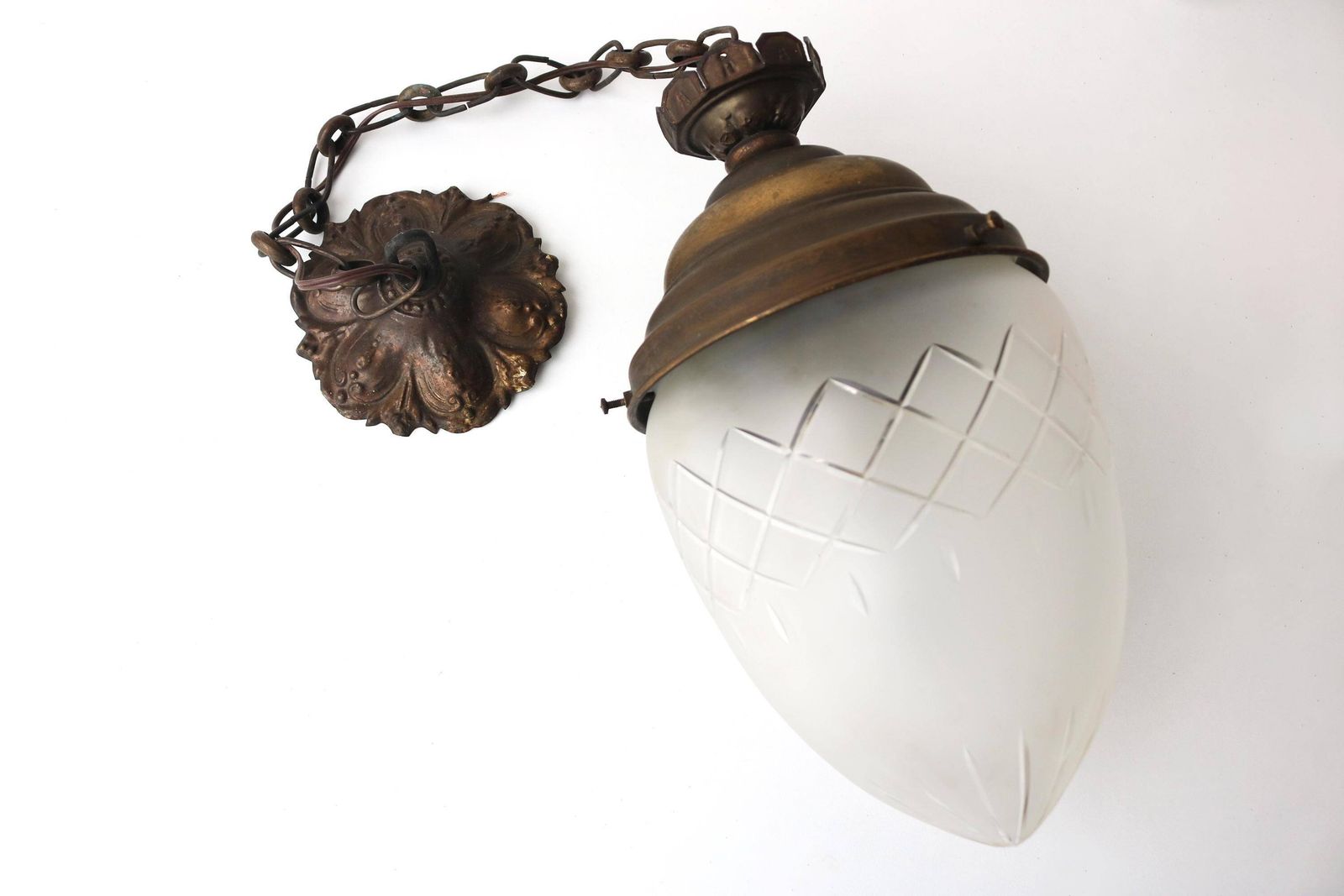 photo furniture Antieke Franse Druppelvormige Hanglamp – Messing & Gegraveerd Matglas Hallantaarn