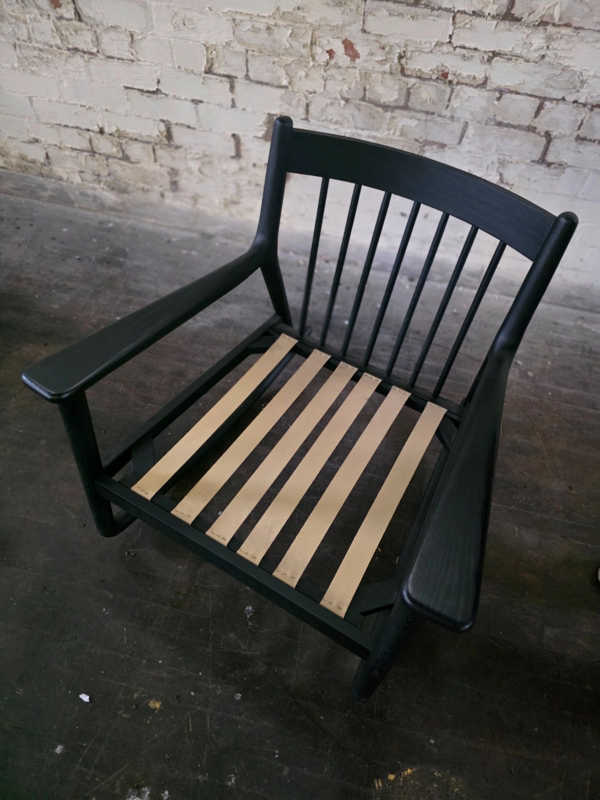 photo vinterior Pair Of Mid Century Style Rocking Chairs With Arms