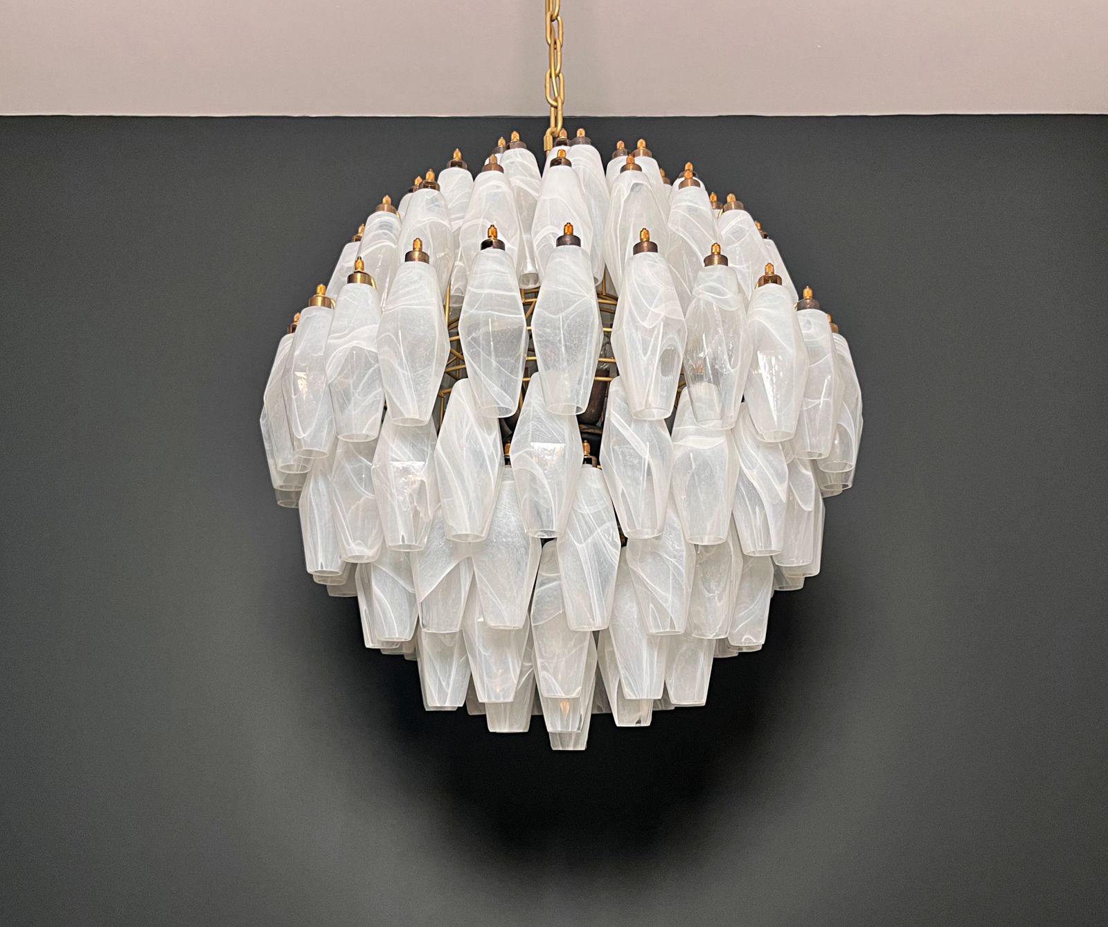 Amazing Spherical Murano Poliedri Chandelier   140 White Alabaster Poliedri photo vinterior
