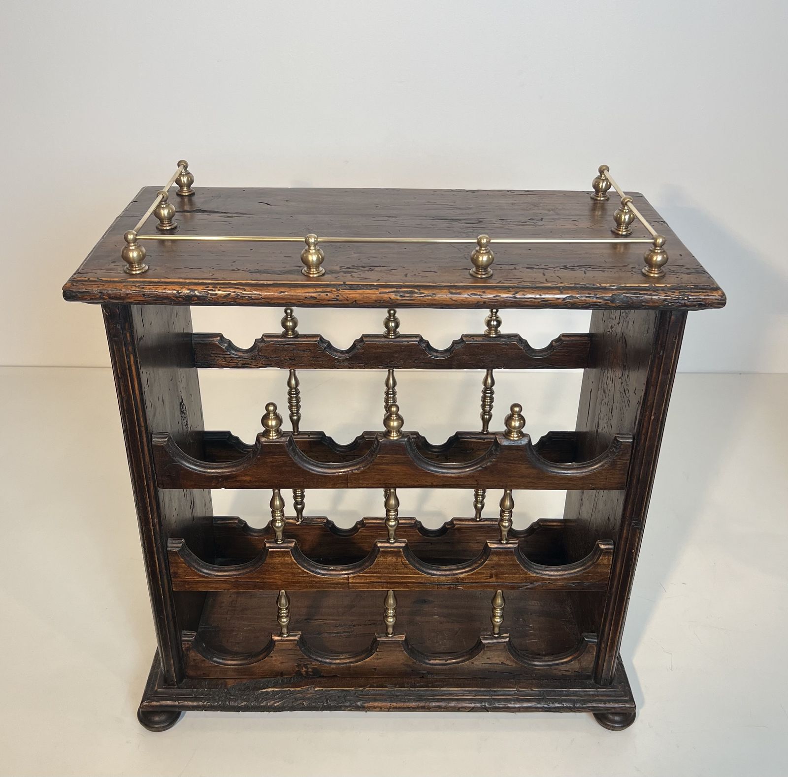 photo vinterior Wooden And Brass Bottle Holder