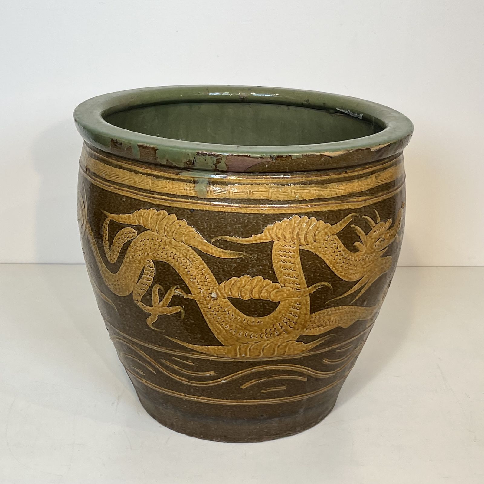 photo vintage Large Chinese Glazed Terracotta Planter Decorated With Dragons