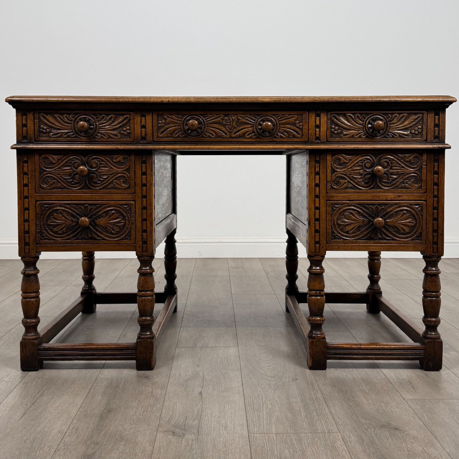 Antique 20th Century Fine Quality Jacobean Revival Desk In Oak