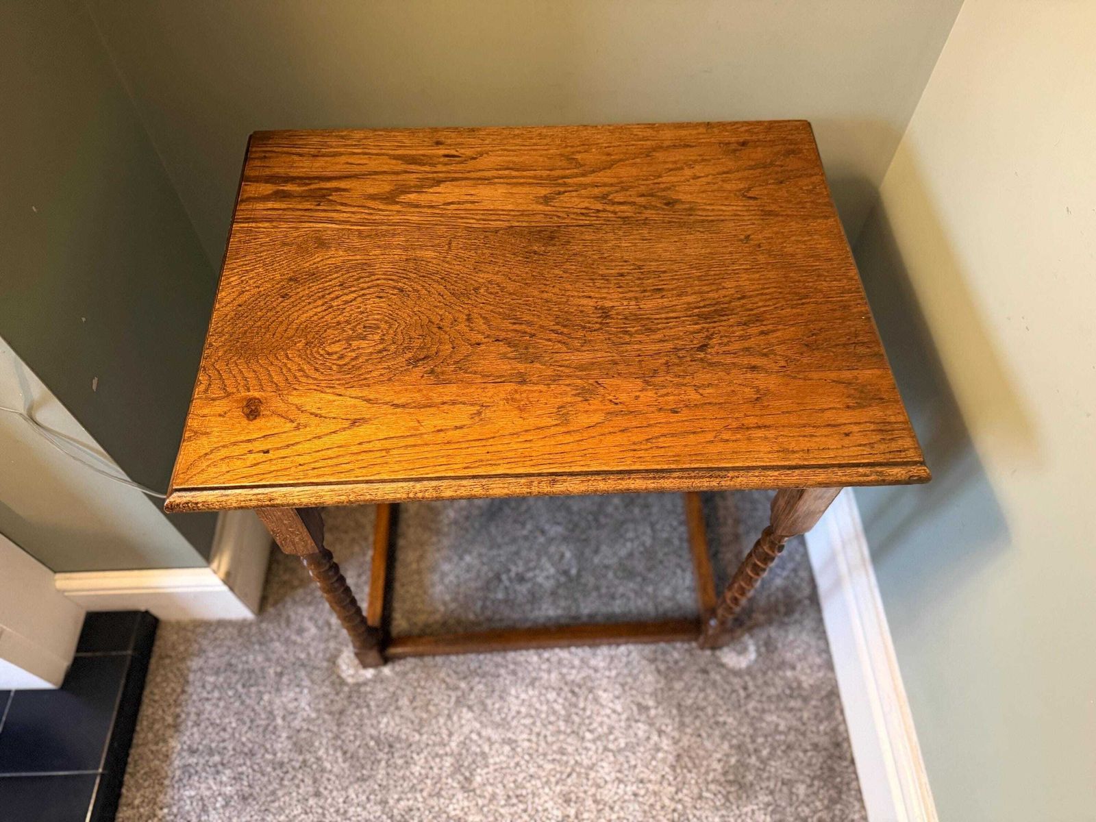 photo vinterior Antique Side Table With Barley Twist Legs. Victorian Oak Occasional Table