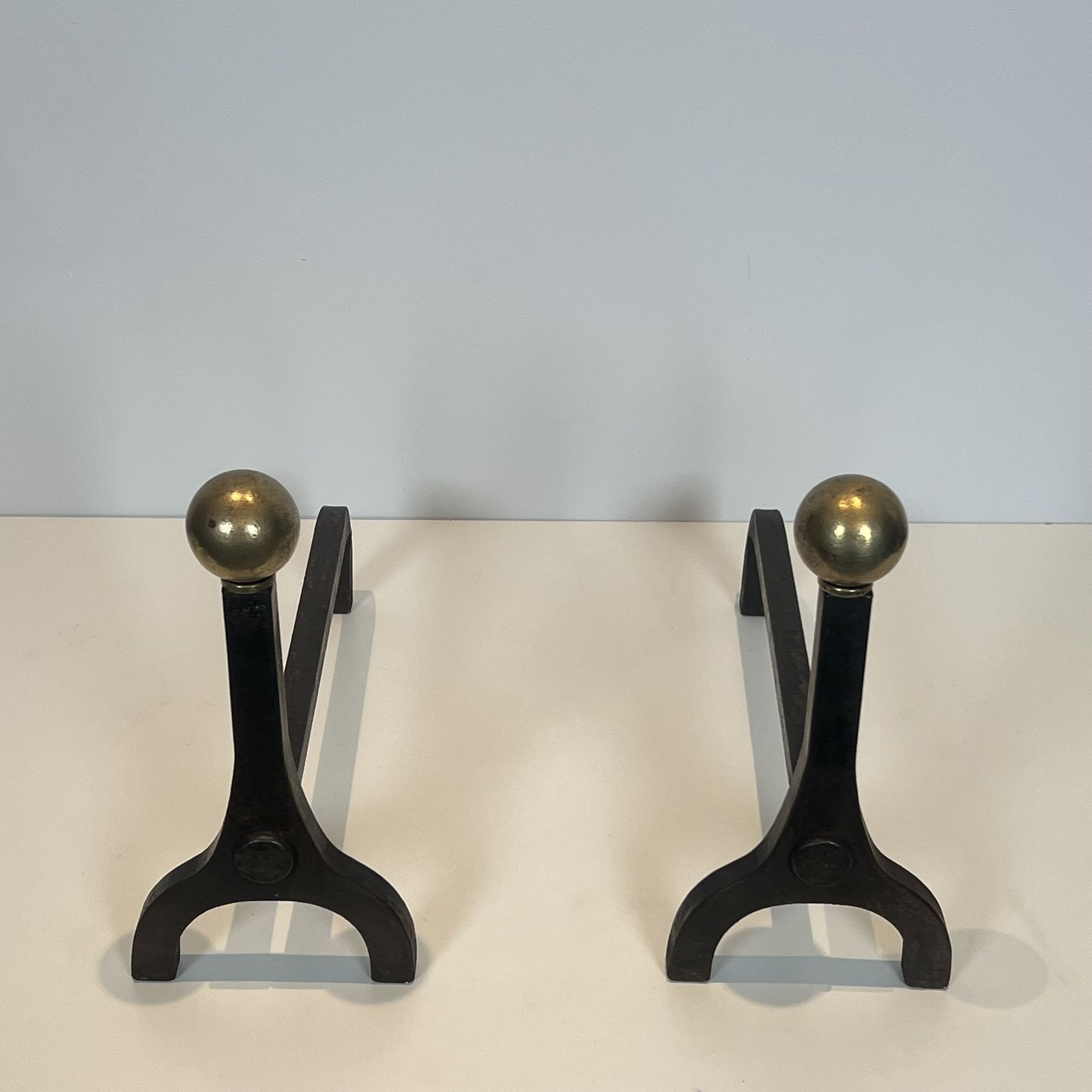 photo vinterior Pair Of Modernist Andirons In Steel, Wrought Iron And Brass By Jacques Adnet