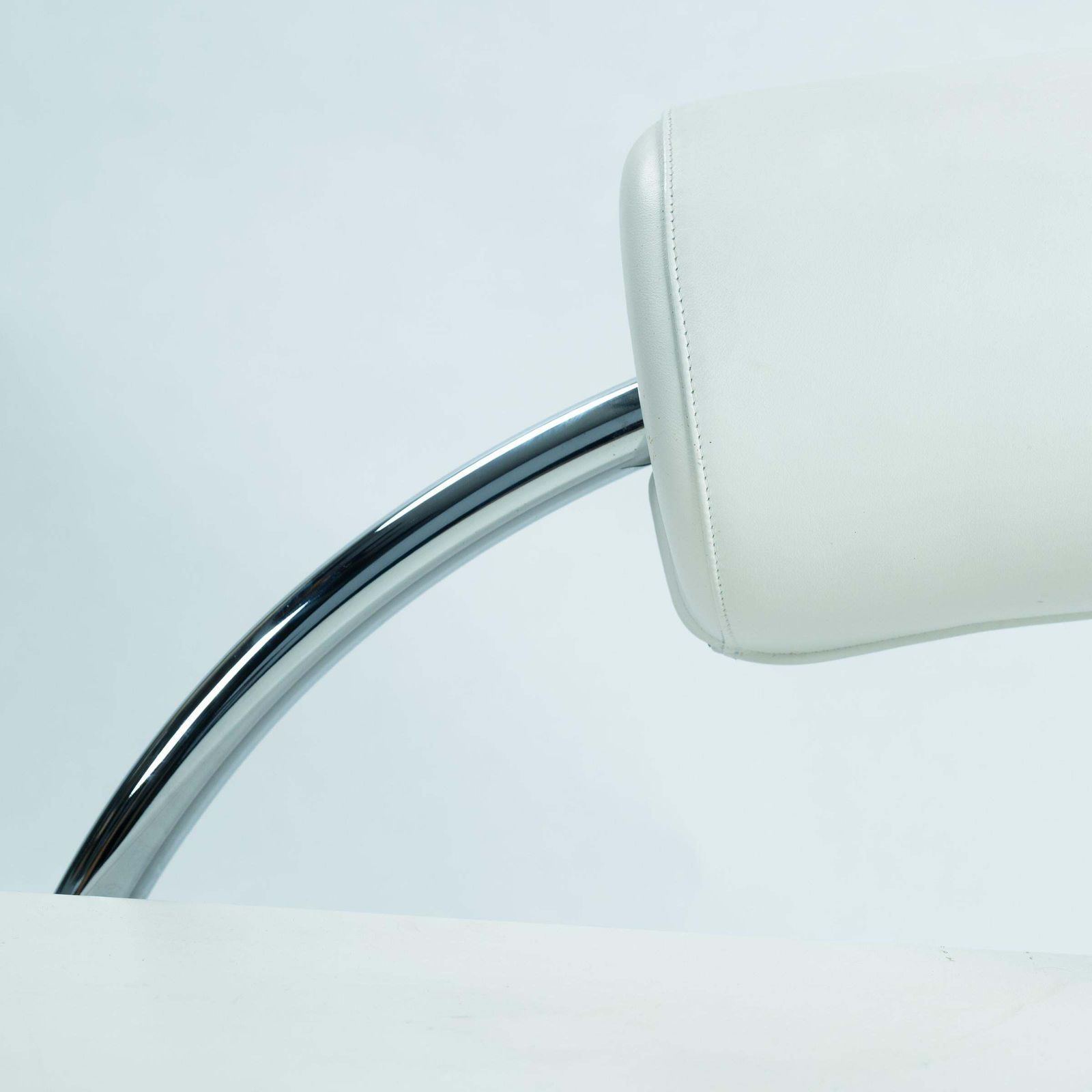 photo buy Rob Eckhardt Karel Doorman Chaise Longue White Leather Tubular Steel